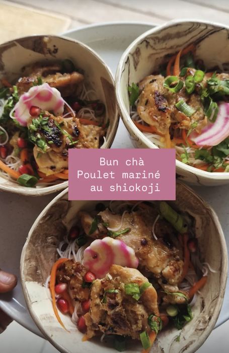 Bun chà, poulet mariné au shiokoji